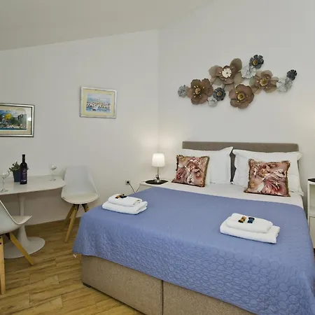 Apartman By The Sea Hvar - 10430 *