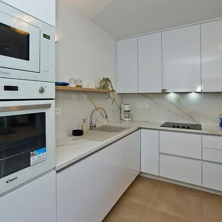 Apartman By The Sea Hvar - 10430 *