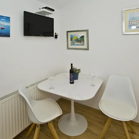 Apartman By The Sea Hvar - 10430 *